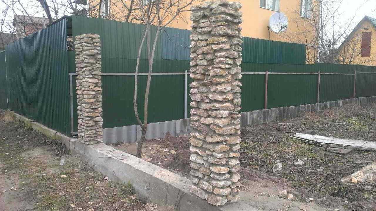 Надёжный забор из камня своими руками
