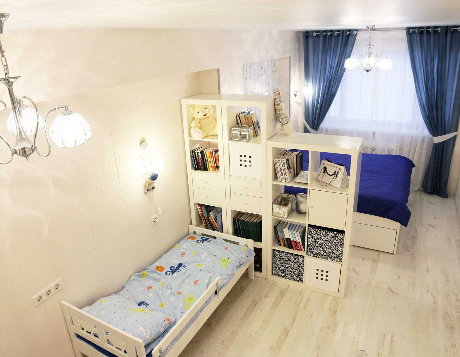 спальня с детской кроватью в одной комнате