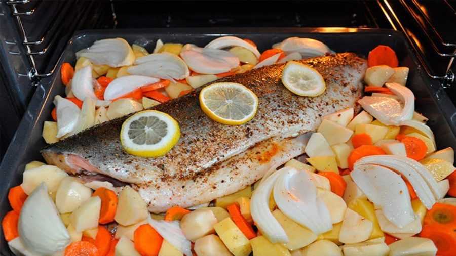 Рыбка запеченная с овощами в духовке