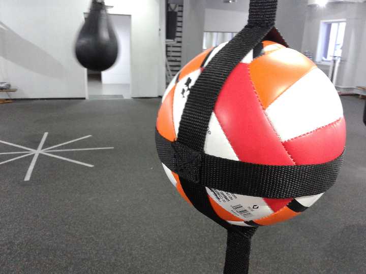Спортзал дома: боксерская груша из покрышек своими руками. 9 фото