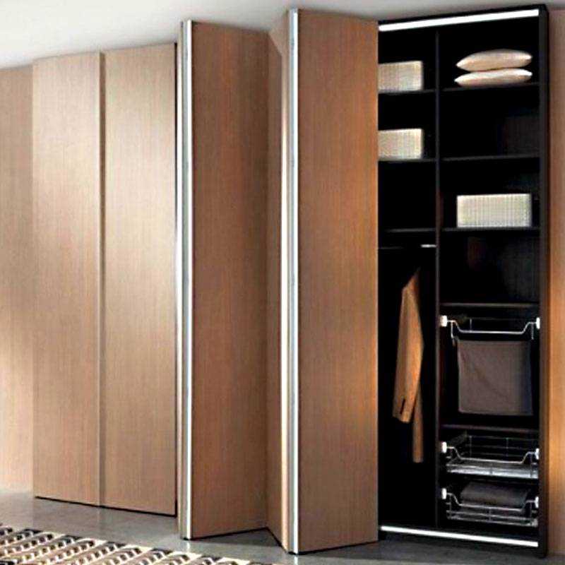 Если не устраивают настенные шкафы с распашными дверцами, предлагаем альтернативный вариант — шкафчик со складной двухсоставной дверцей