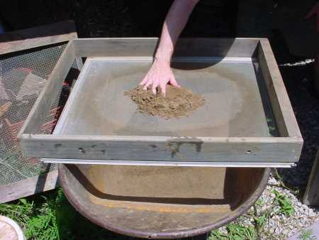 Как просеять и высушить песок для раствора в домашних условиях: метод мокрого просеивания своими руками