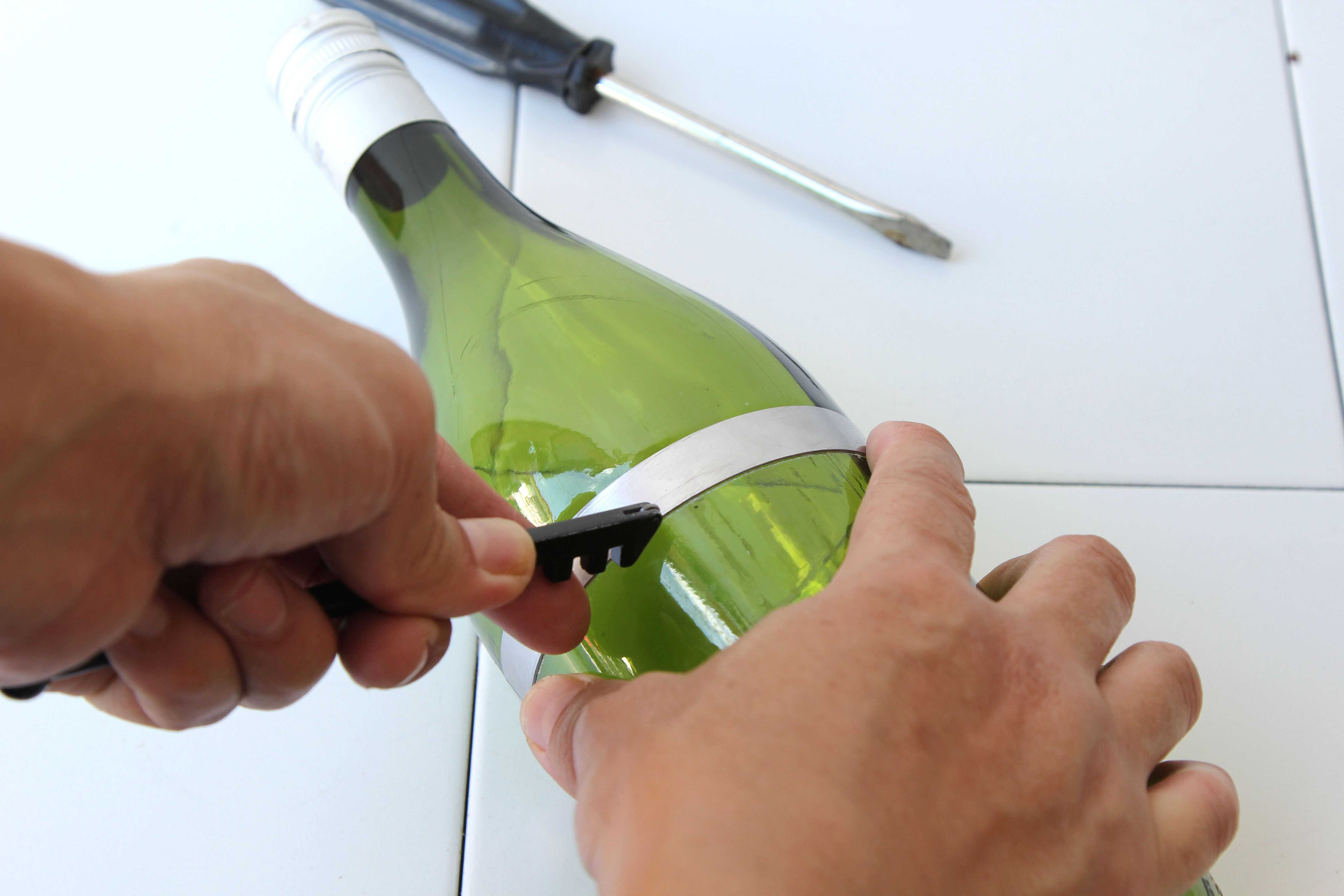 Простые способы, с помощью которых можно разрезать стеклянную бутылку: техника выполнения и меры безопасности