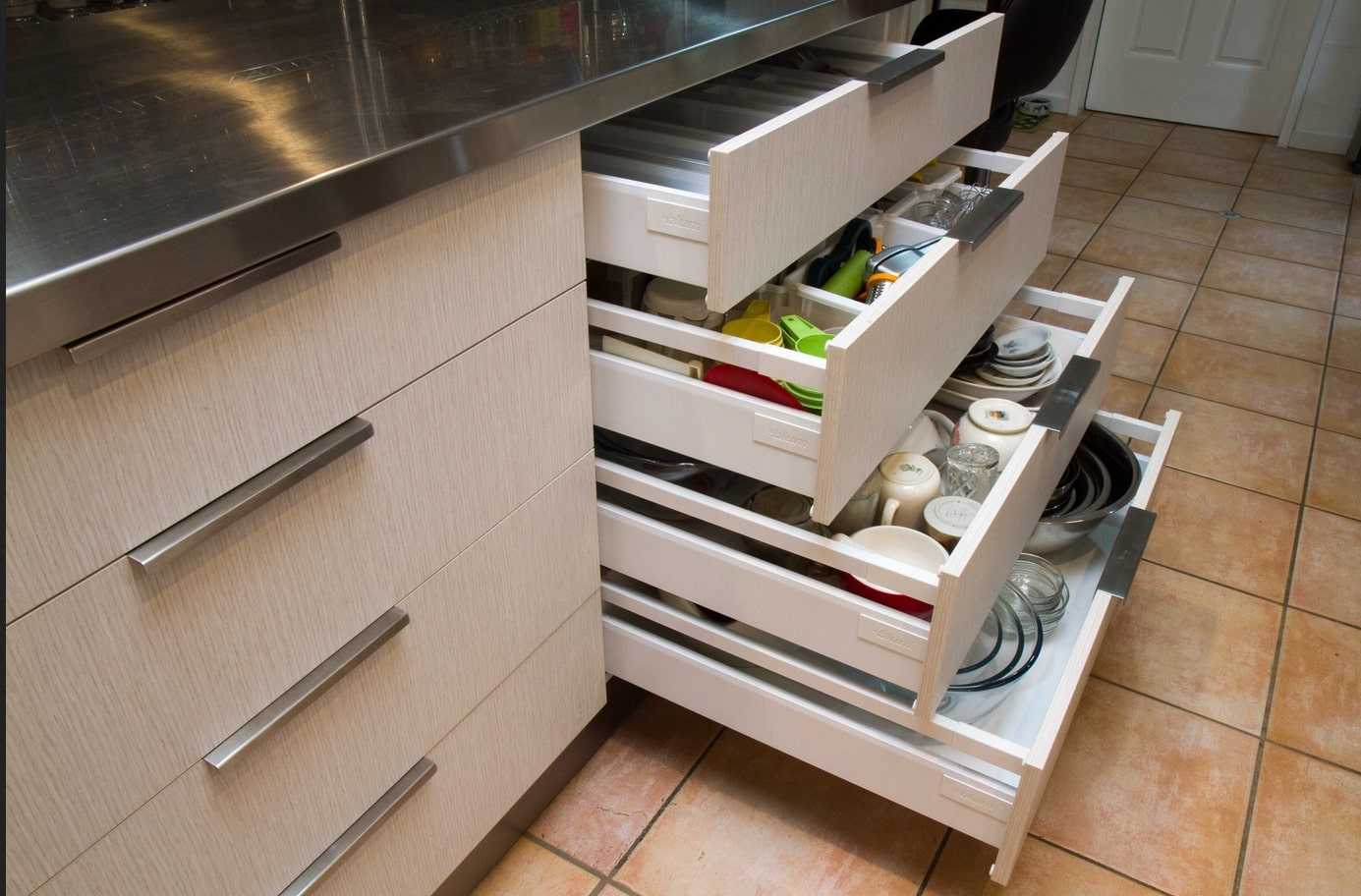 Кухня с выдвижными ящиками без ручек