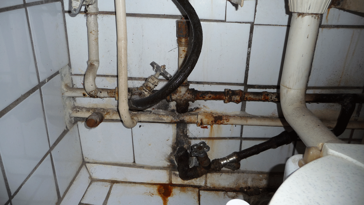 Аварийный стояк. Старые водопроводные трубы. Трубы в санузле. Водопровод в ванной. Старые трубы водоснабжения в квартире.
