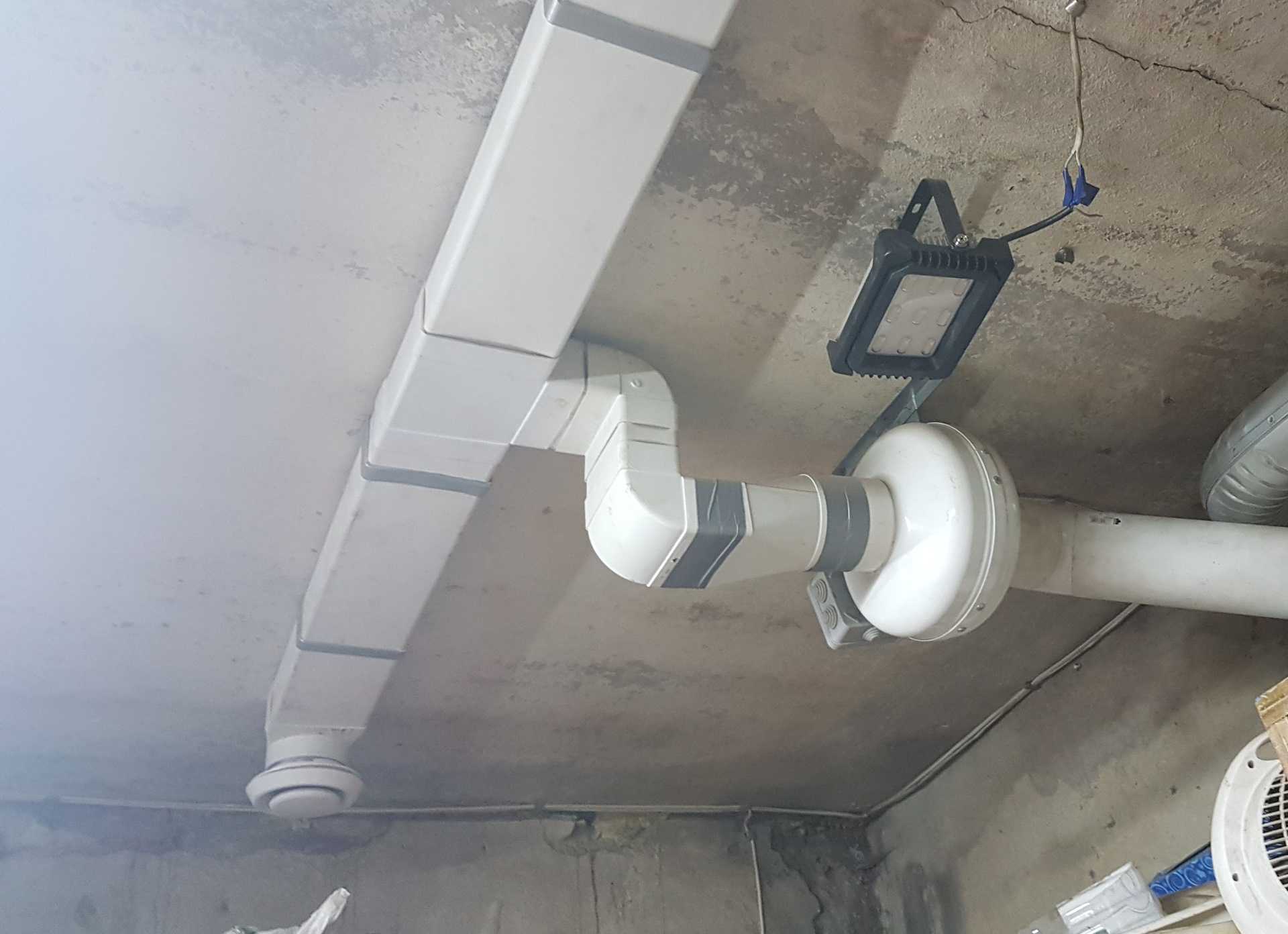 Вентиляция из канализационных труб в гараже