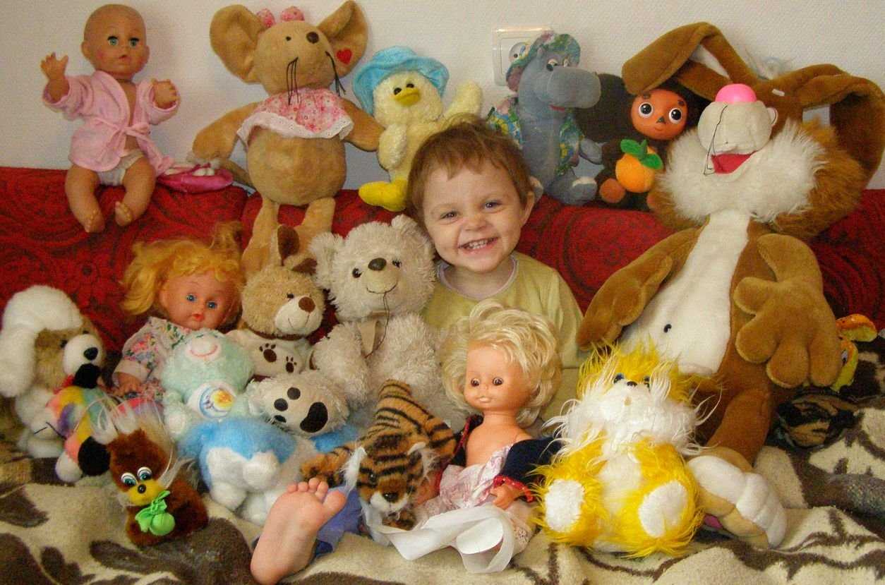 Много игрушек кукол. Мягкие игрушки для малышей. Современные детские игрушки. Мягкие игрушки много. Современные детские игрушки мягкие.