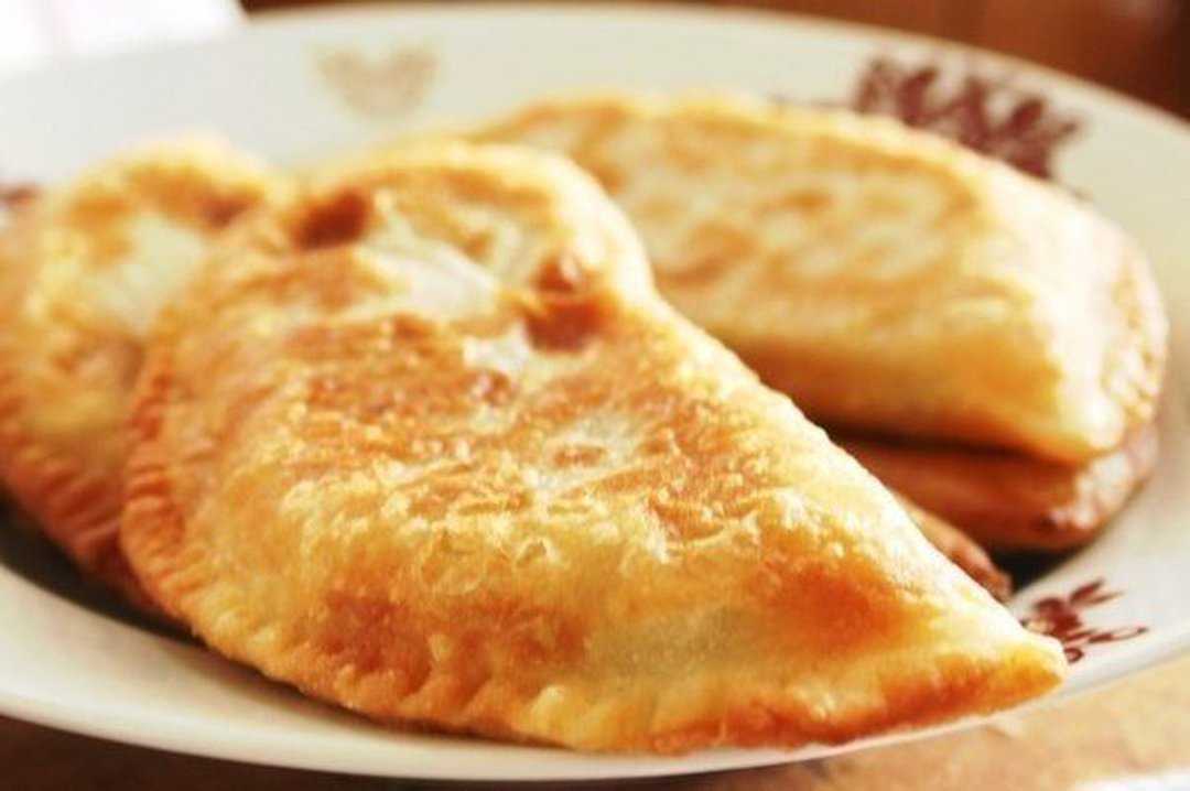 Вкусное и хрустящее тесто для чебуреков — 10 самых лучших рецептов