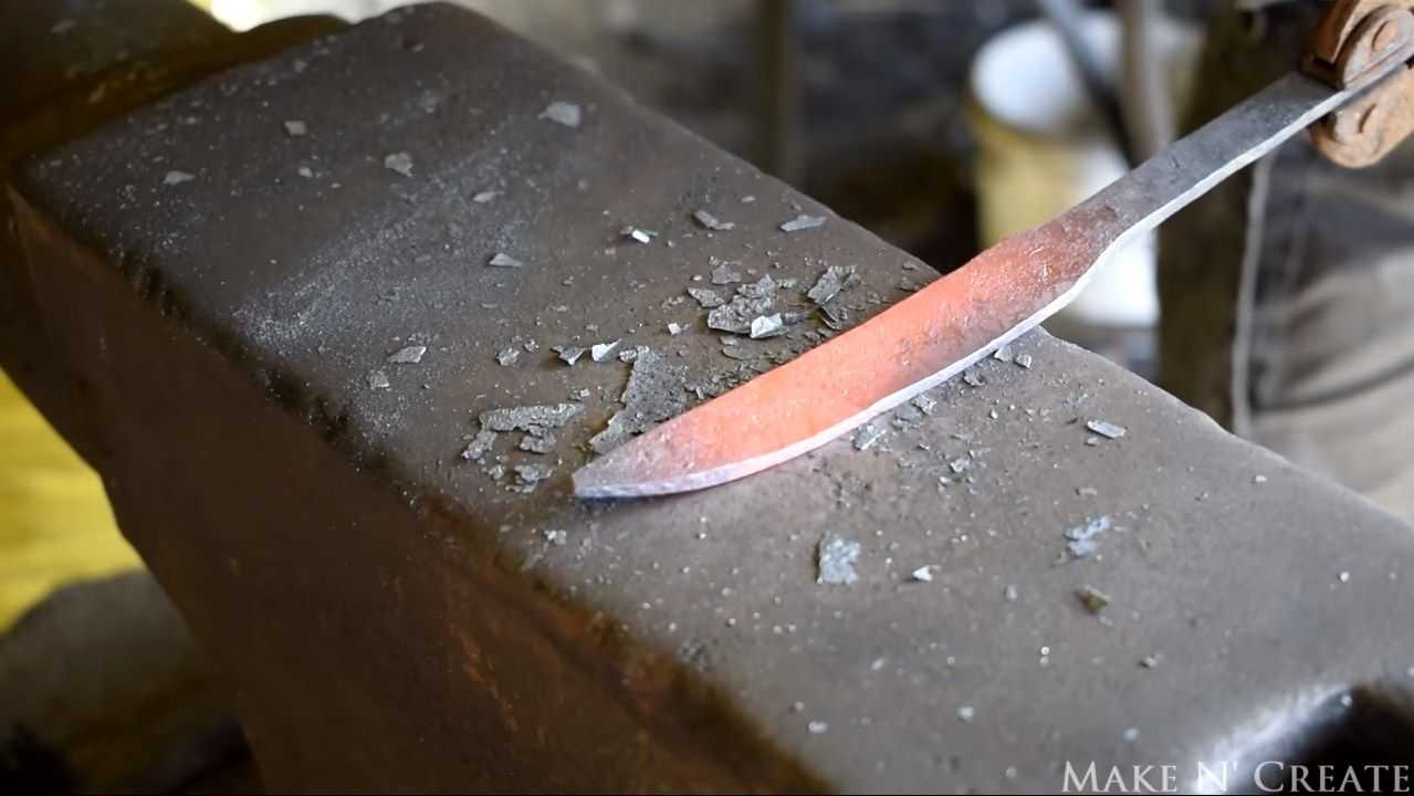 Если вы только начинаете осваивать азы кузнечной ковки металла, и хотите сделать что-то своими руками, попробуйте начать с обработки обычной арматуры