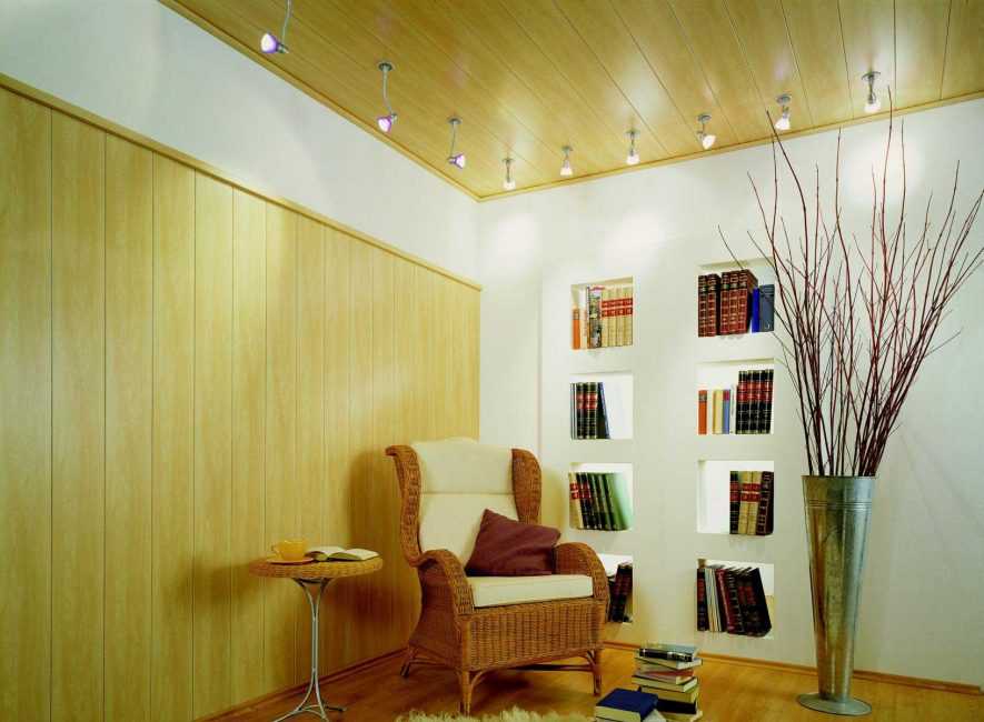 Деревянные панели — довольно интересный декоративный материал для отделки стен и потолков внутри помещения