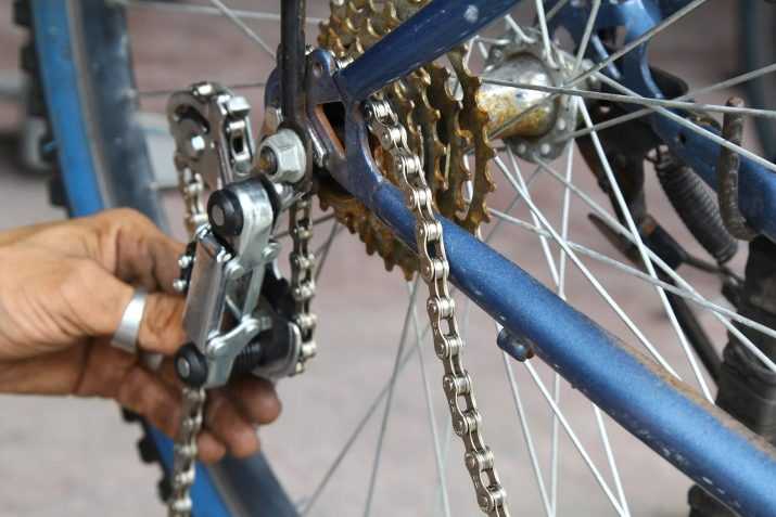 Чтобы разъединить или соединить велоцепь без замка, нужно выдавить пин из звена специальной выжимкой, которцю можно сделать самостоятельно