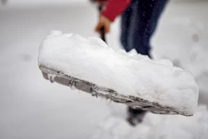 очистка снега с кровли в Москве